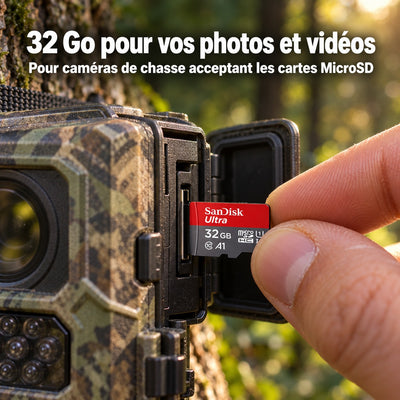 Carte MicroSD 32 Go insérée dans une caméra de chasse