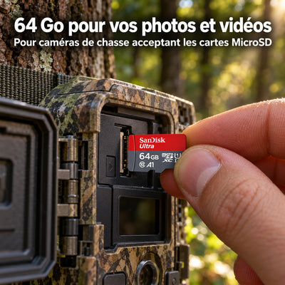 Carte MicroSD 64 Go insérée dans une caméra de chasse